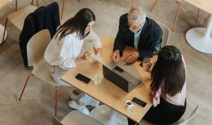 Le portage salarial au service de l’inclusion intergénérationnelle